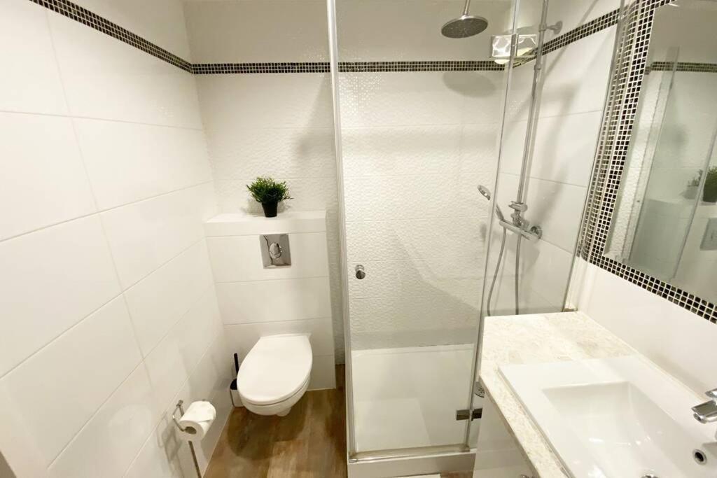 Exclusive 2Br! Apartment Near City Center +Netflix Warsaw Luaran gambar