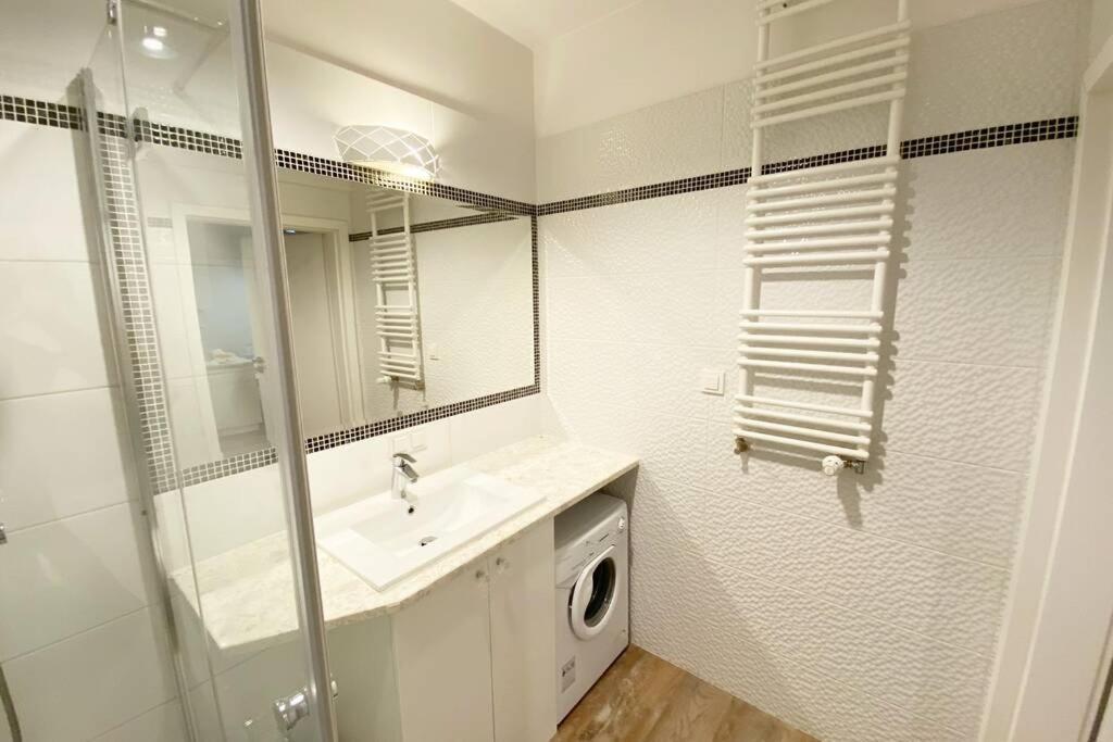 Exclusive 2Br! Apartment Near City Center +Netflix Warsaw Luaran gambar