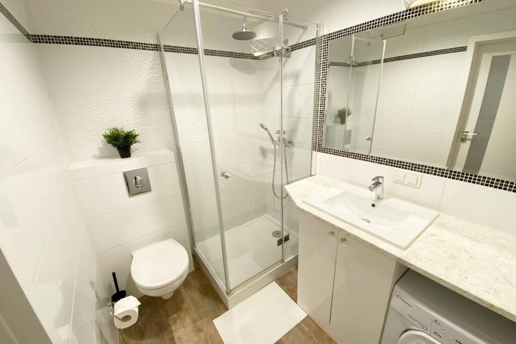 Exclusive 2Br! Apartment Near City Center +Netflix Warsaw Luaran gambar