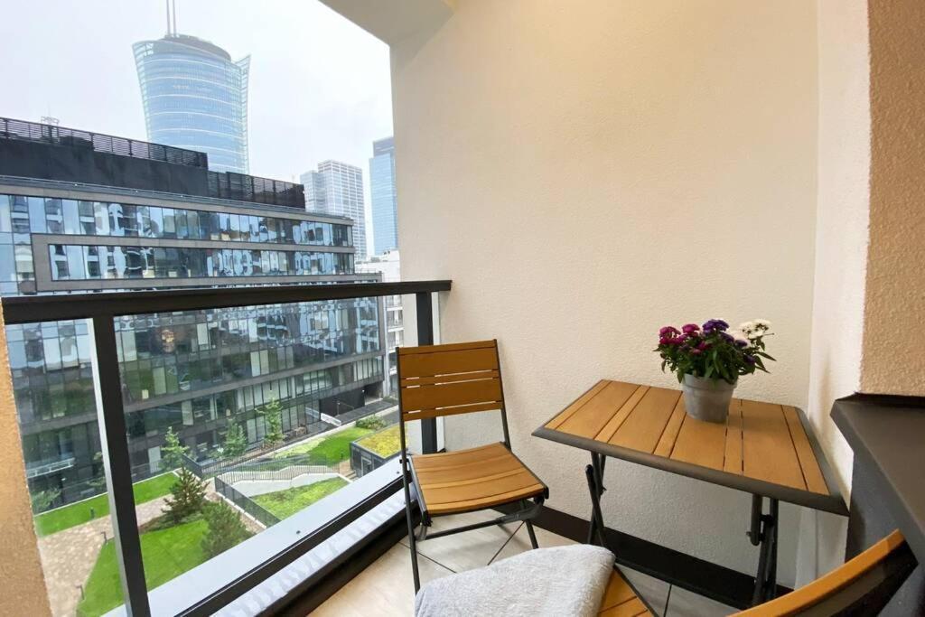 Exclusive 2Br! Apartment Near City Center +Netflix Warsaw Luaran gambar
